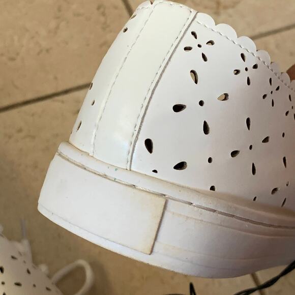 Torrid 9 W Faux Leather Laser Cut Lace Up Sneaker Casual Shoes Scalloped White - Picture 10 of 15